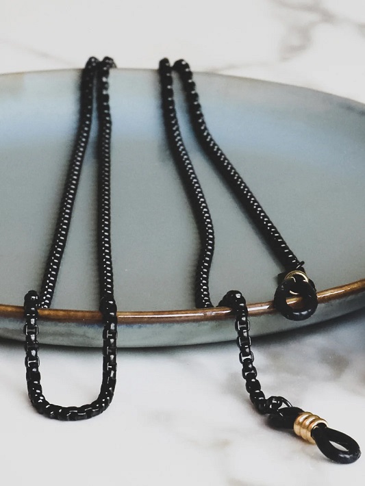 Mister Medium, Glasses Chain