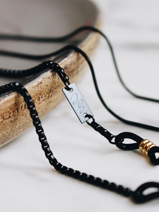 Mister Medium, Glasses Chain