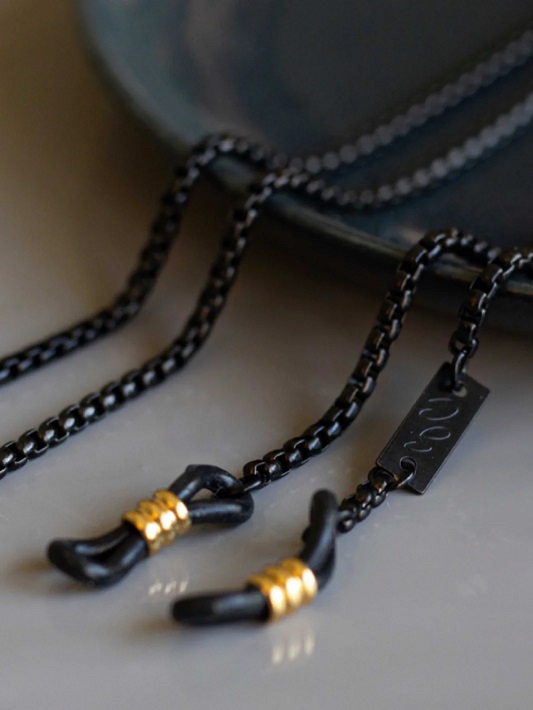 Mister Medium, Glasses Chain